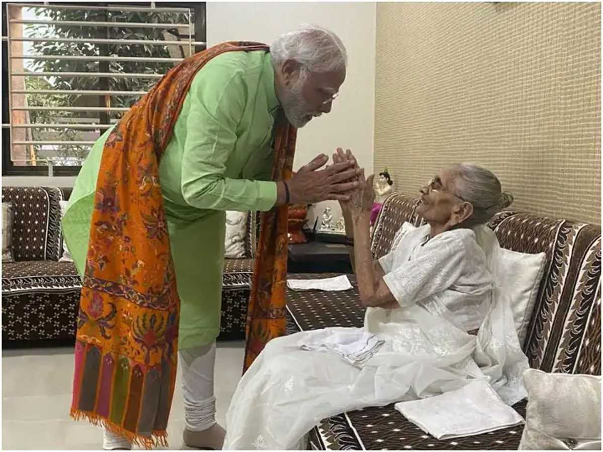 गुजरात चुनाव से पहले मां से आशीर्वाद लेने पहुंचे पीएम मोदी, कल अहमदाबाद में डालेंगे वोट